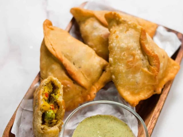 Vegetable Samosa (2pc).